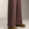 Gerade Hose mit weitem Bein und geripptem Bund aus gebürstetem Modal Gerade Hose mit weitem Bein und geripptem Bund aus gebürstetem Modal