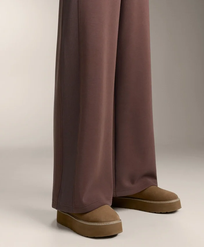 Gerade Hose mit weitem Bein und geripptem Bund aus gebürstetem Modal Gerade Hose mit weitem Bein und geripptem Bund aus gebürstetem Modal