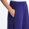 Gerade Hose mit weitem Bein und geripptem Bund aus gebürstetem Modal Gerade Hose mit weitem Bein und geripptem Bund aus gebürstetem Modal