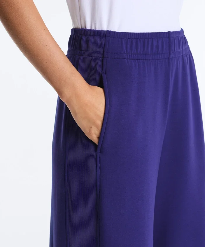 Gerade Hose mit weitem Bein und geripptem Bund aus gebürstetem Modal Gerade Hose mit weitem Bein und geripptem Bund aus gebürstetem Modal