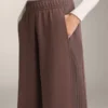 Gerade Hose mit weitem Bein und geripptem Bund aus gebürstetem Modal Gerade Hose mit weitem Bein und geripptem Bund aus gebürstetem Modal