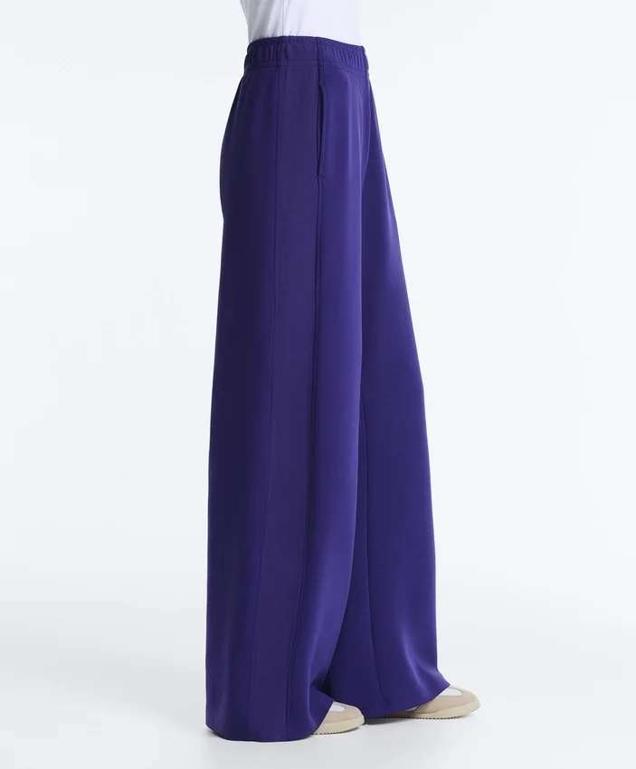 Gerade Hose mit weitem Bein und geripptem Bund aus gebürstetem Modal Gerade Hose mit weitem Bein und geripptem Bund aus gebürstetem Modal