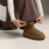 Gerade Hose mit weitem Bein und geripptem Bund aus gebürstetem Modal Gerade Hose mit weitem Bein und geripptem Bund aus gebürstetem Modal
