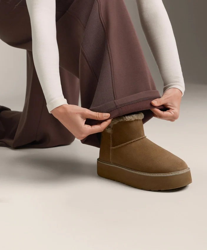 Gerade Hose mit weitem Bein und geripptem Bund aus gebürstetem Modal Gerade Hose mit weitem Bein und geripptem Bund aus gebürstetem Modal