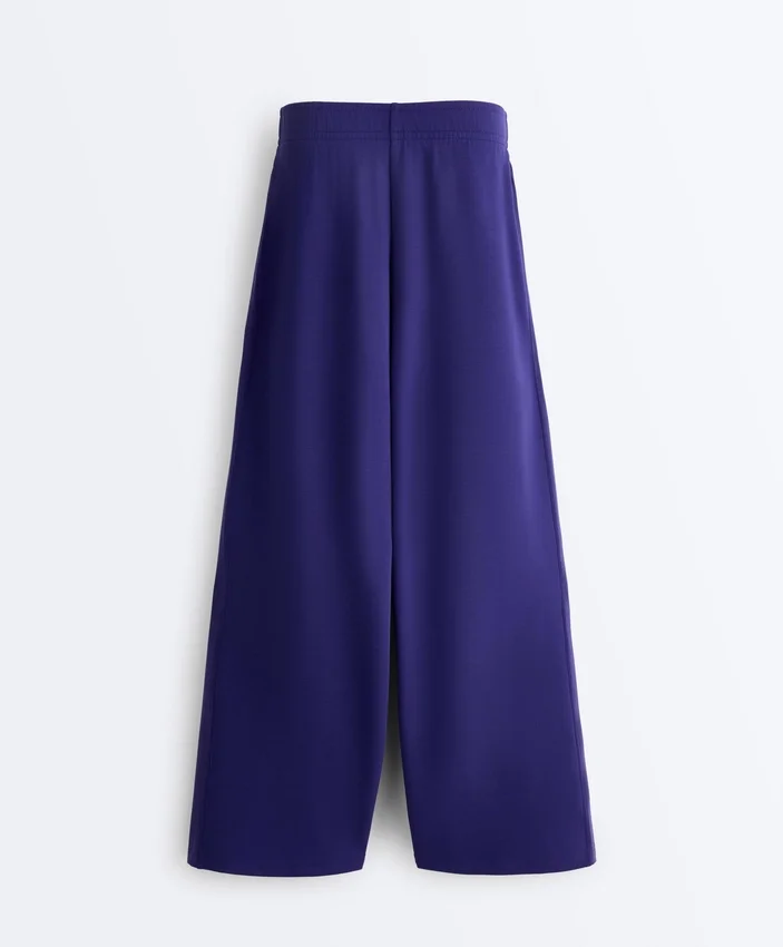 Gerade Hose mit weitem Bein und geripptem Bund aus gebürstetem Modal Gerade Hose mit weitem Bein und geripptem Bund aus gebürstetem Modal
