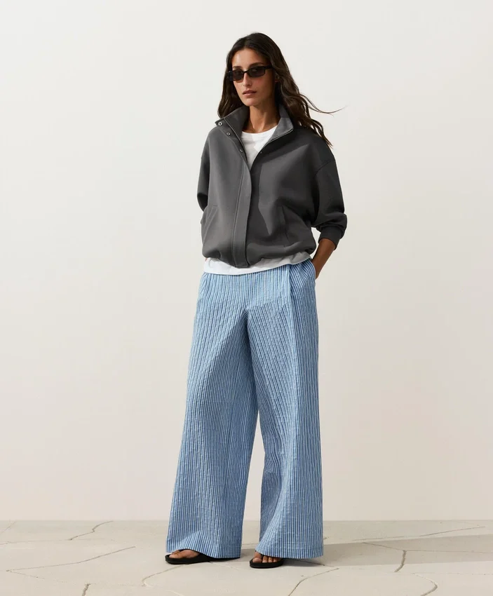Geradlinige Hose aus Baumwollmischung mit Streifenmuster Geradlinige Hose aus Baumwollmischung mit Streifenmuster