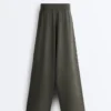 Geradlinige Hose aus Rippstrick Geradlinige Hose aus Rippstrick