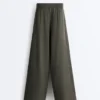 Geradlinige Hose aus Rippstrick Geradlinige Hose aus Rippstrick