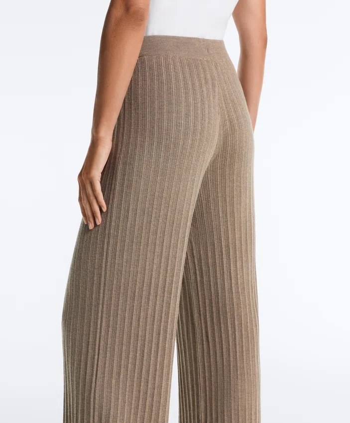 Geradlinige Hose aus Rippstrick Geradlinige Hose aus Rippstrick