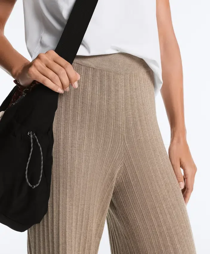 Geradlinige Hose aus Rippstrick Geradlinige Hose aus Rippstrick
