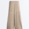 Geradlinige Hose aus Rippstrick Geradlinige Hose aus Rippstrick