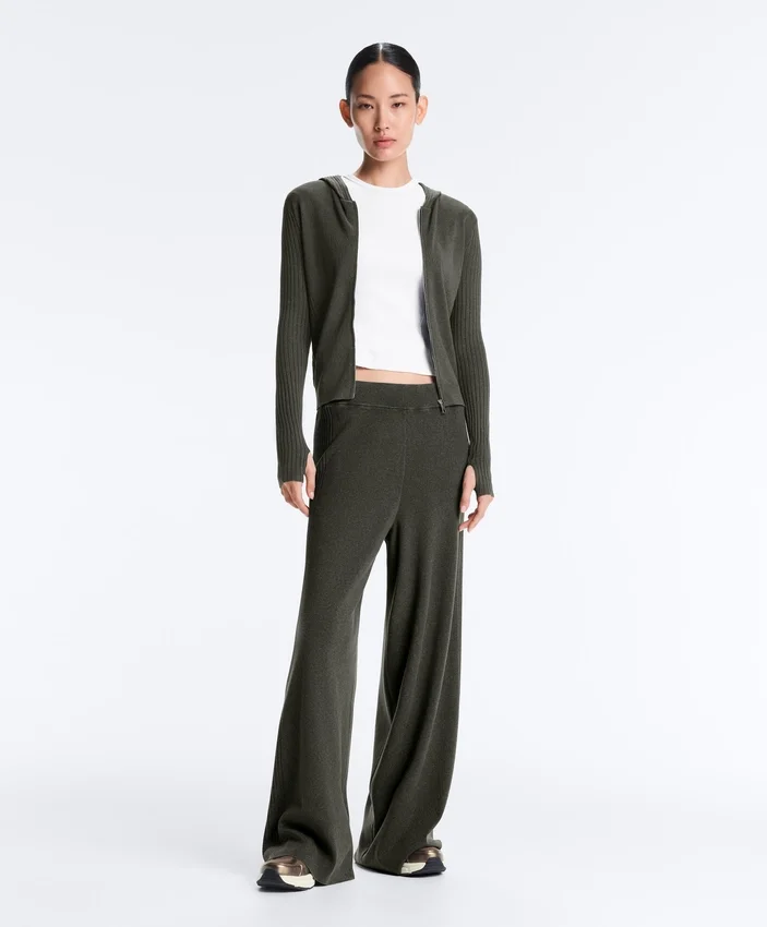 Geradlinige Hose aus Rippstrick Geradlinige Hose aus Rippstrick