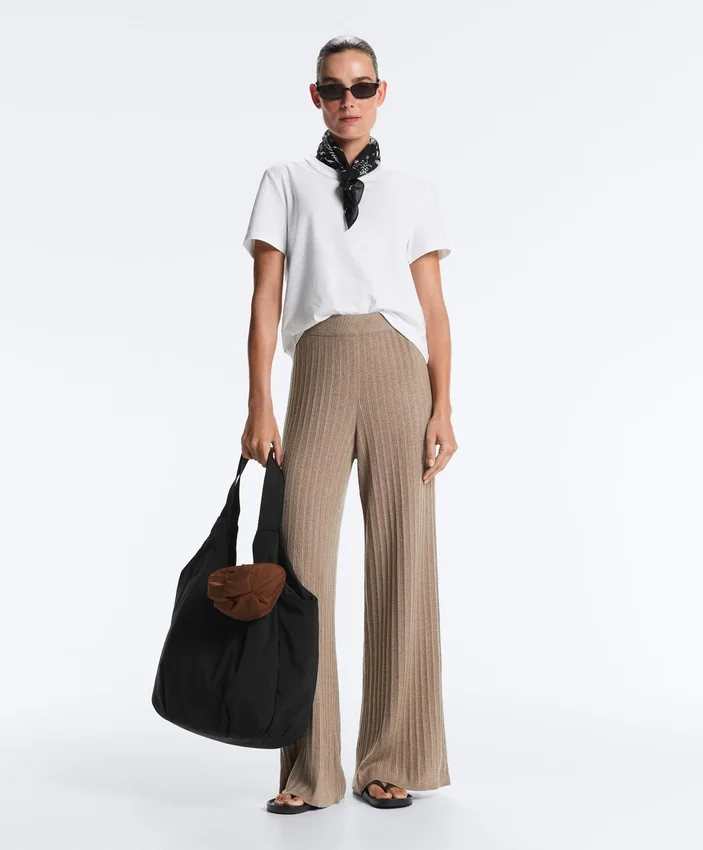 Geradlinige Hose aus Rippstrick Geradlinige Hose aus Rippstrick