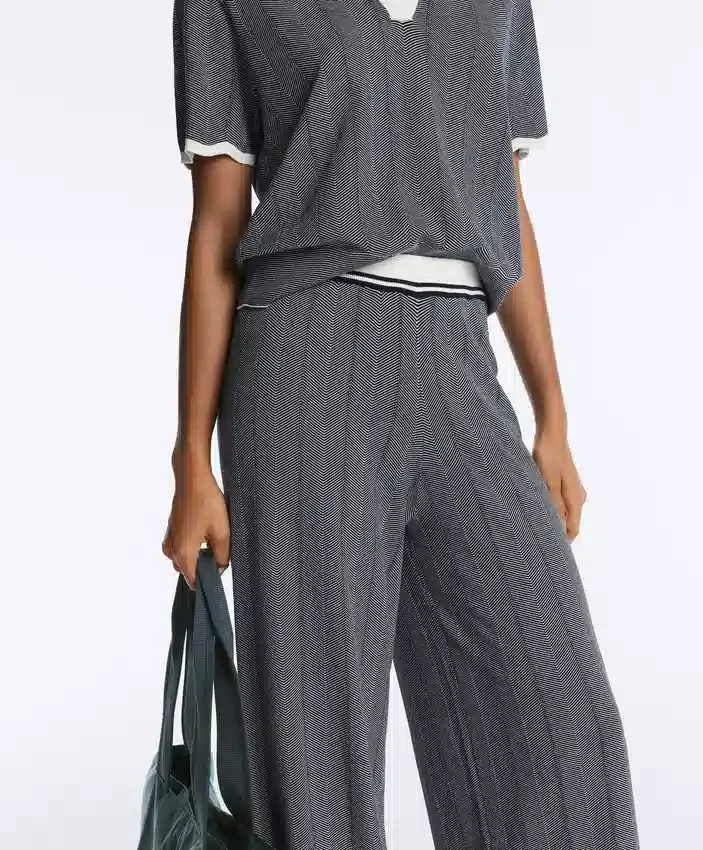 Geradlinige Strickhose mit Fischgrätenmuster Geradlinige Strickhose mit Fischgrätenmuster