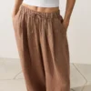 Gestreifte Ballonhose aus 100 % Leinen Gestreifte Ballonhose aus 100 % Leinen