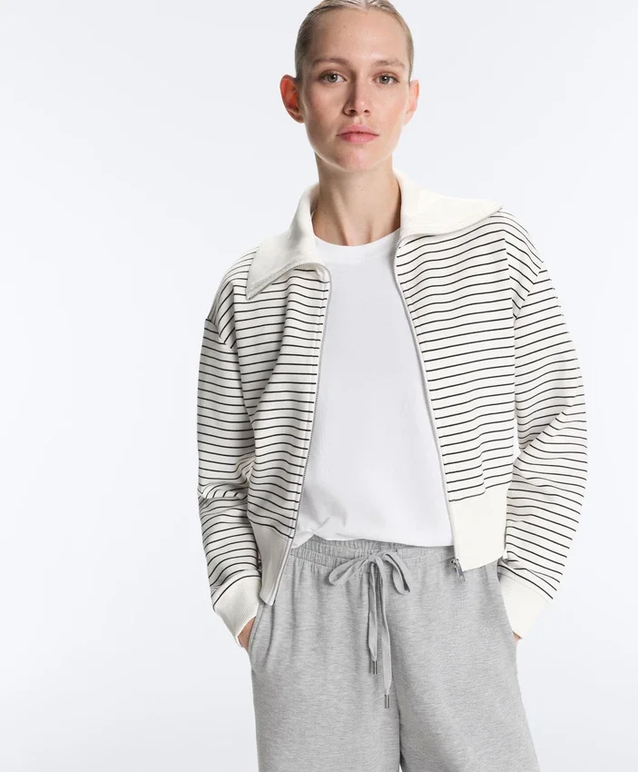 Gestreifte Jacke mit geripptem Kragen aus Baumwolle Gestreifte Jacke mit geripptem Kragen aus Baumwolle