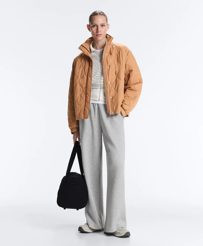 Gestreifte Jacke mit geripptem Kragen aus Baumwolle Gestreifte Jacke mit geripptem Kragen aus Baumwolle