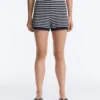Gestreifte Strick-Shorts mit Gürtel aus 100 % Baumwolle Gestreifte Strick-Shorts mit Gürtel aus 100 % Baumwolle