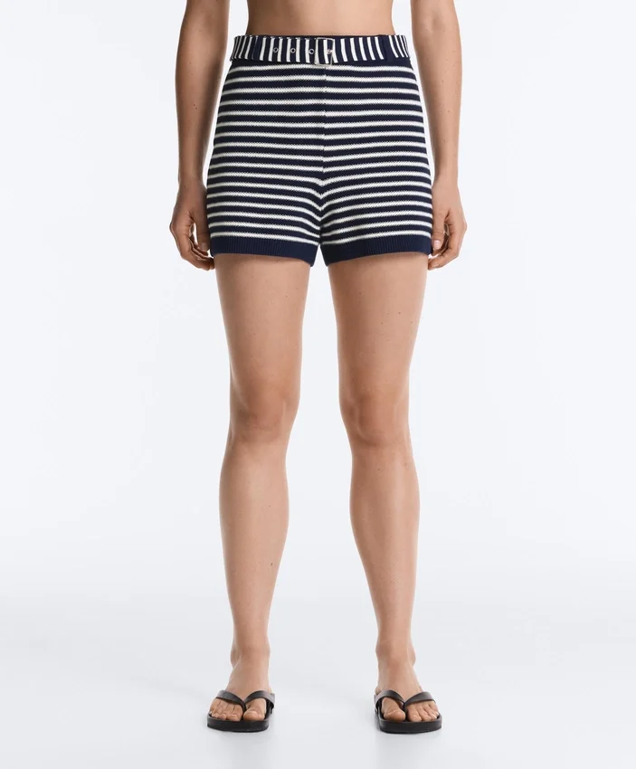 Gestreifte Strick-Shorts mit Gürtel aus 100 % Baumwolle Gestreifte Strick-Shorts mit Gürtel aus 100 % Baumwolle
