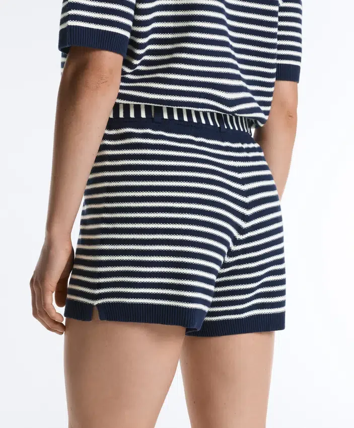 Gestreifte Strick-Shorts mit Gürtel aus 100 % Baumwolle Gestreifte Strick-Shorts mit Gürtel aus 100 % Baumwolle