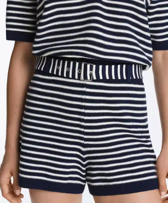 Gestreifte Strick-Shorts mit Gürtel aus 100 % Baumwolle Gestreifte Strick-Shorts mit Gürtel aus 100 % Baumwolle