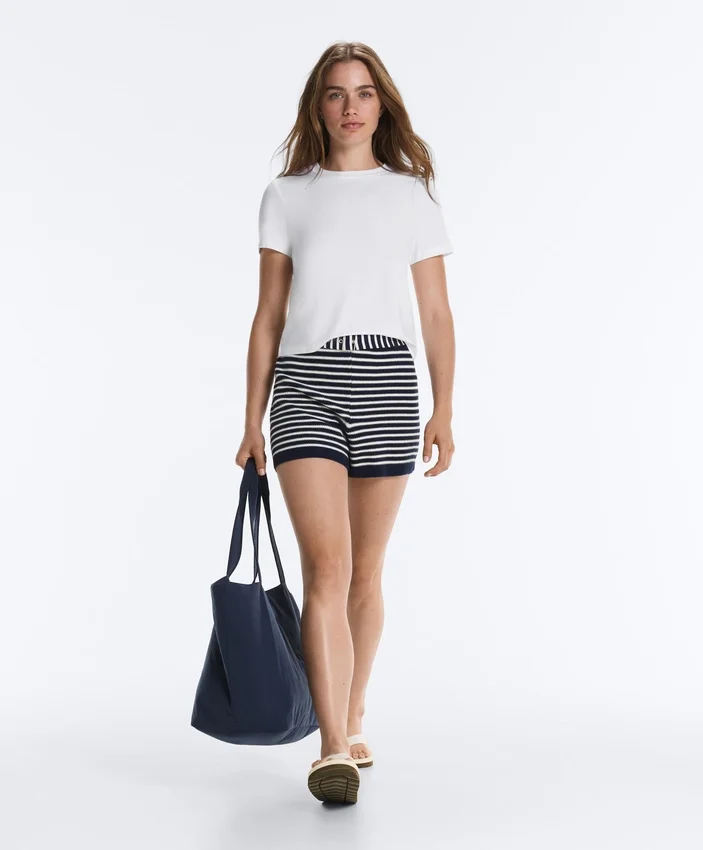 Gestreifte Strick-Shorts mit Gürtel aus 100 % Baumwolle Gestreifte Strick-Shorts mit Gürtel aus 100 % Baumwolle