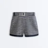 Gestreifte Strick-Shorts mit Gürtel aus 100 % Baumwolle Gestreifte Strick-Shorts mit Gürtel aus 100 % Baumwolle
