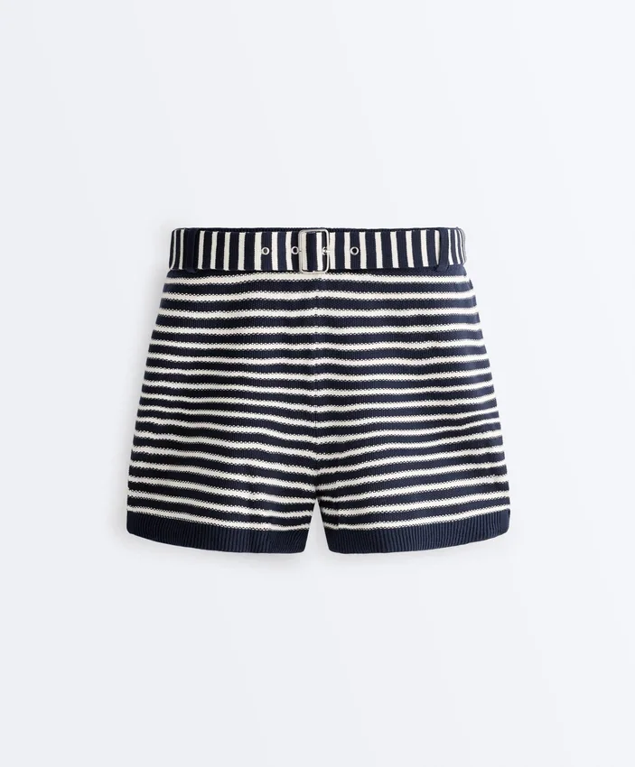 Gestreifte Strick-Shorts mit Gürtel aus 100 % Baumwolle Gestreifte Strick-Shorts mit Gürtel aus 100 % Baumwolle