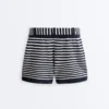 Gestreifte Strick-Shorts mit Gürtel aus 100 % Baumwolle Gestreifte Strick-Shorts mit Gürtel aus 100 % Baumwolle