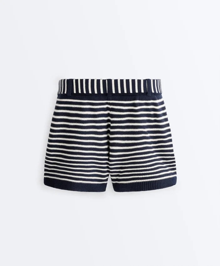 Gestreifte Strick-Shorts mit Gürtel aus 100 % Baumwolle Gestreifte Strick-Shorts mit Gürtel aus 100 % Baumwolle
