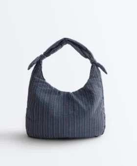 Gestreifte Tasche mit Knoten