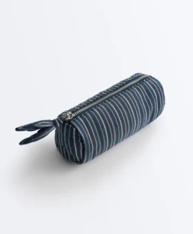 Gestreifte Tasche mit Knoten