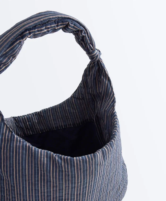 Gestreifte Tasche mit Knoten Gestreifte Tasche mit Knoten