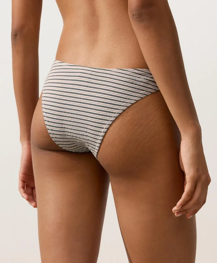 Gestreifter Bikini-Slip mit mittlerer Bedeckung und U-Ausschnitt Gestreifter Bikini-Slip mit mittlerer Bedeckung und U-Ausschnitt