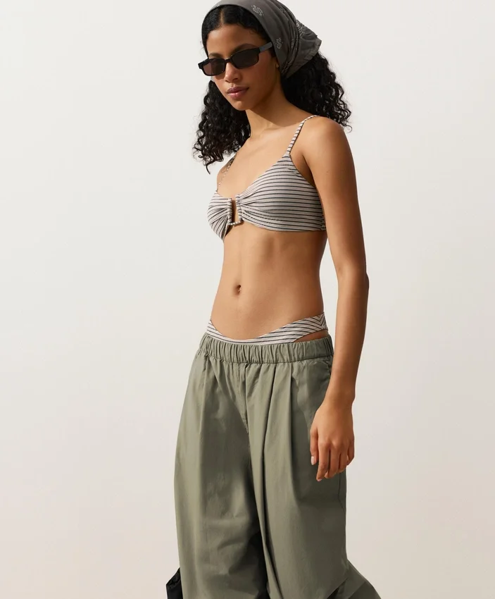 Gestreifter Bikini-Slip mit mittlerer Bedeckung und U-Ausschnitt Gestreifter Bikini-Slip mit mittlerer Bedeckung und U-Ausschnitt