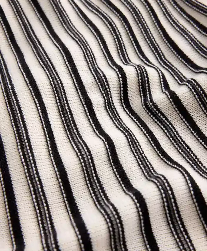 Gestreifter, ärmelloser Pullover mit V-Ausschnitt Gestreifter, ärmelloser Pullover mit V-Ausschnitt