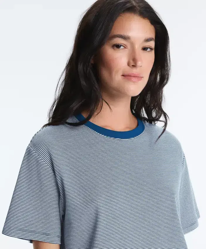 Gestreiftes, kastenförmiges T-Shirt mit kurzen Ärmeln aus Baumwollmischung Gestreiftes, kastenförmiges T-Shirt mit kurzen Ärmeln aus Baumwollmischung