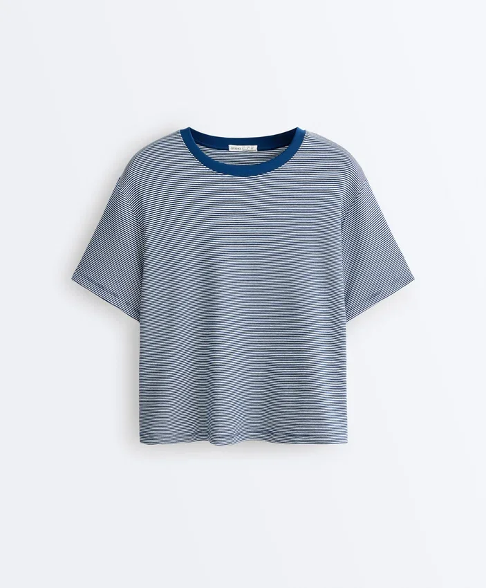 Gestreiftes, kastenförmiges T-Shirt mit kurzen Ärmeln aus Baumwollmischung Gestreiftes, kastenförmiges T-Shirt mit kurzen Ärmeln aus Baumwollmischung