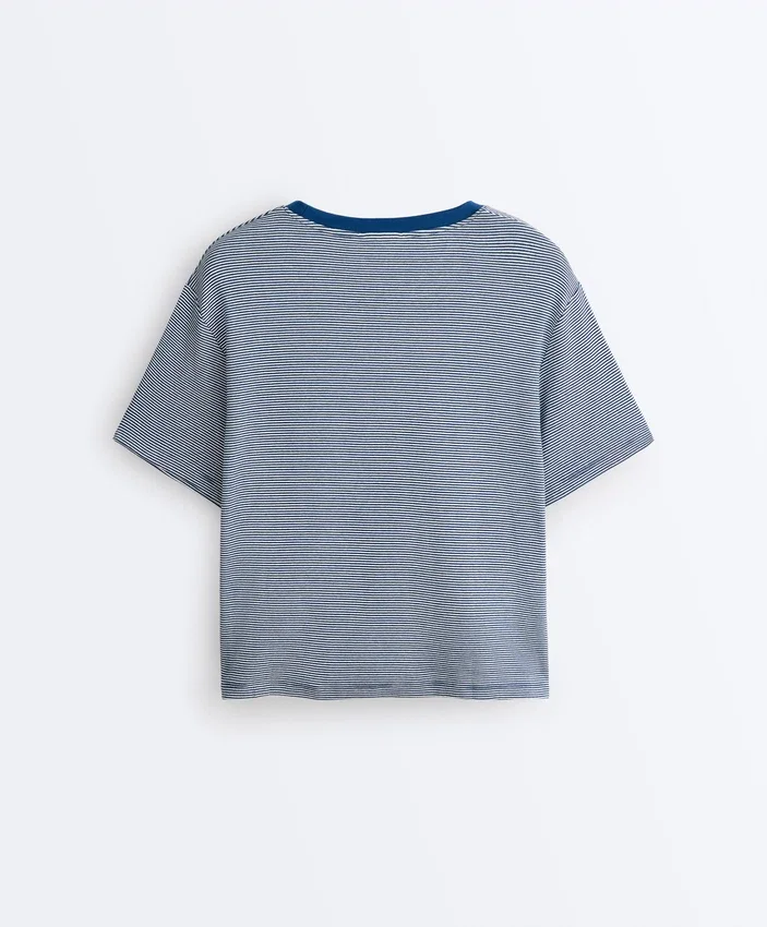 Gestreiftes, kastenförmiges T-Shirt mit kurzen Ärmeln aus Baumwollmischung Gestreiftes, kastenförmiges T-Shirt mit kurzen Ärmeln aus Baumwollmischung