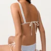 Gestreiftes, strukturiertes Triangel-Bikinioberteil mit Neckholder Gestreiftes, strukturiertes Triangel-Bikinioberteil mit Neckholder