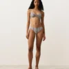 Klassische Bikinis mit Streifenmuster Klassische Bikinis mit Streifenmuster