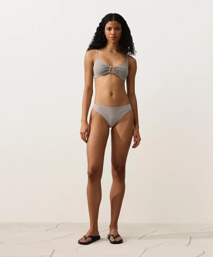 Klassische Bikinis mit Streifenmuster Klassische Bikinis mit Streifenmuster