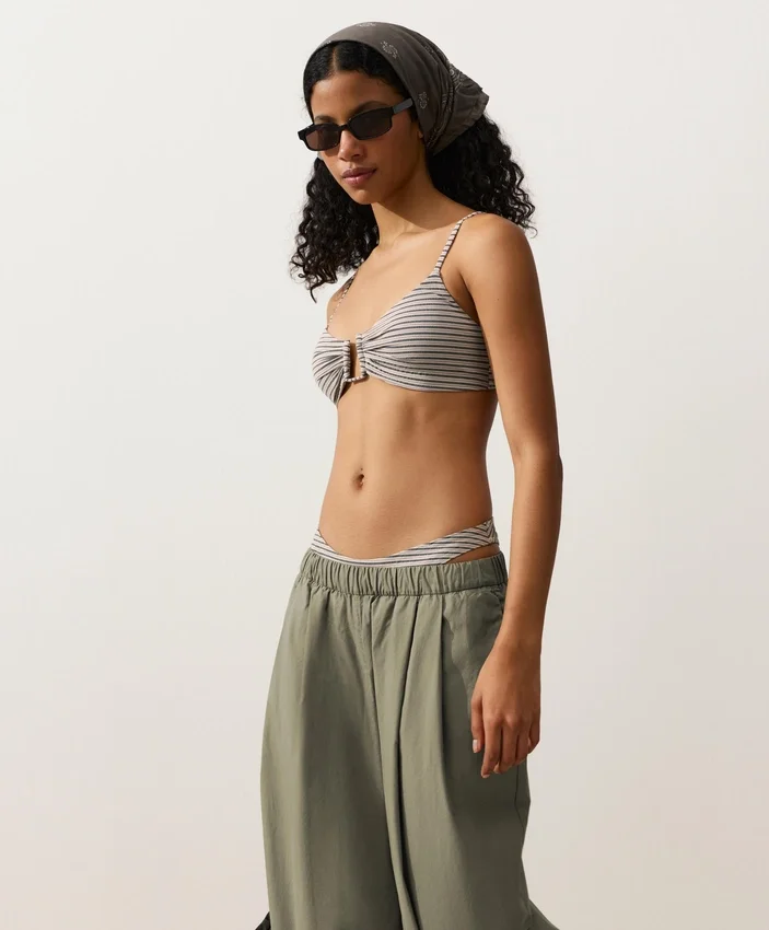 Gestreiftes Triangel-Oberteil für Bikinis Gestreiftes Triangel-Oberteil für Bikinis