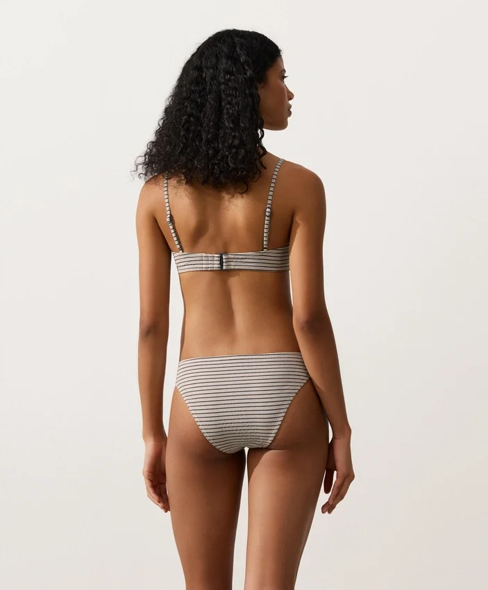Klassische Bikinis mit Streifenmuster Klassische Bikinis mit Streifenmuster