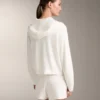 Gewaschene Strickjacke mit Kapuze Gewaschene Strickjacke mit Kapuze