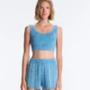 Gewaschenes, kurzärmeliges Strick-T-Shirt mit Zopfmuster und Trägern Gewaschenes, kurzärmeliges Strick-T-Shirt mit Zopfmuster und Trägern
