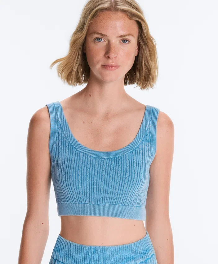Gewaschenes, kurzärmeliges Strick-T-Shirt mit Zopfmuster und Trägern Gewaschenes, kurzärmeliges Strick-T-Shirt mit Zopfmuster und Trägern