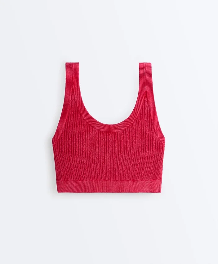 Gewaschenes, kurzärmeliges Strick-T-Shirt mit Zopfmuster und Trägern Gewaschenes, kurzärmeliges Strick-T-Shirt mit Zopfmuster und Trägern