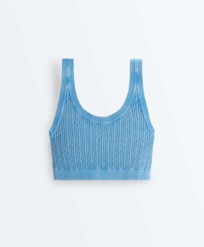 Gewaschenes, kurzärmeliges Strick-T-Shirt mit Zopfmuster und Trägern Gewaschenes, kurzärmeliges Strick-T-Shirt mit Zopfmuster und Trägern