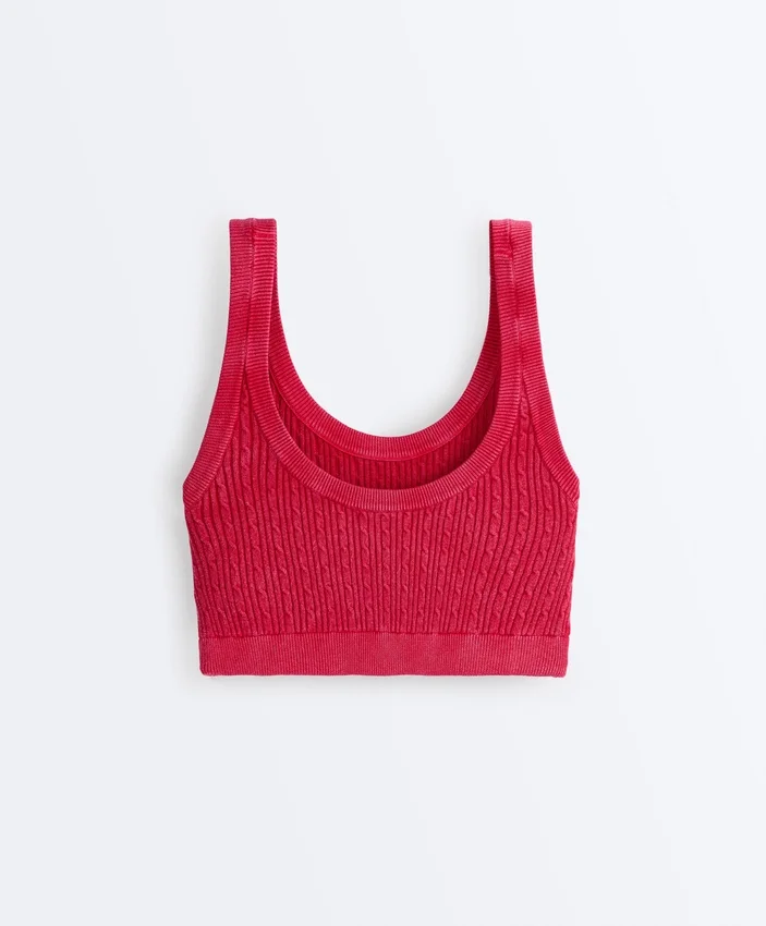 Gewaschenes, kurzärmeliges Strick-T-Shirt mit Zopfmuster und Trägern Gewaschenes, kurzärmeliges Strick-T-Shirt mit Zopfmuster und Trägern